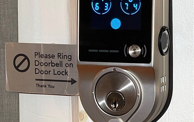 Lockly Vision exterior de la cerradura de la puerta con el letrero del timbre identificado