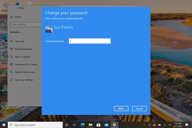 Captura de pantalla de la aplicación Configuración de Windows 10 que muestra la ventana azul para cambiar su contraseña y el cuadro para ingresar su contraseña actual.