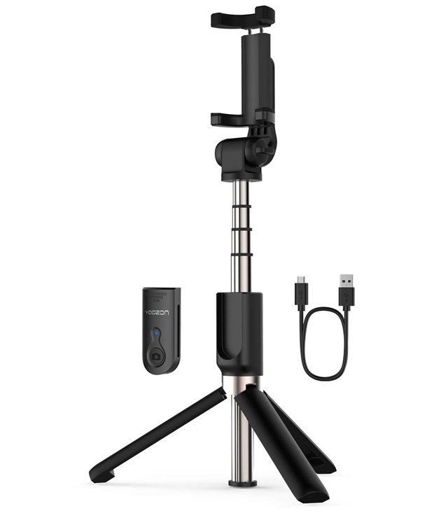 Yoozon Selfie Stick se muestra sobre un fondo blanco con las patas del trípode extendidas junto con el botón del obturador y el cable de carga.